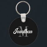 Porte-clés Brochure rétro Script noir gris blanc Monogramme<br><div class="desc">Ce porte - clé personnalisé présente son nom dans un script de brosse rétro blanc d'inspiration vintage sur son initiale monogramme en police serif grise sur un arrière - plan noir. Un design simple mais distinctif qui fait un grand cadeau pour un homme ou une femme.</div>
