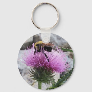 Porte-clés Bumblebee récoltant une fleur de chardon pourpre