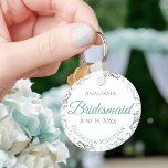 Porte-clés Cadeau Mariage Bridesmaid Turquoise & Lacy gris<br><div class="desc">Ces porte - clés sont conçus pour donner comme faveurs aux serveuses d'honneur à votre mariage. Conçues pour s'harmoniser avec notre Turquoise & Grey Elegant Wedding Suite, elles présentent un design simple mais élégant avec un arrière - plan blanc, un texte turquoise ou turquoise & gris, et une bordure florale...</div>