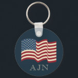 Porte-clés Cadeau Porte - clé du drapeau américain monogramme<br><div class="desc">Customisez ce porte - clé pour répondre à vos besoins. Le design est issu de l'art original.</div>