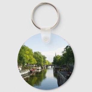 Porte-clés Canal d'Amsterdam avec des péniches et des arbres 