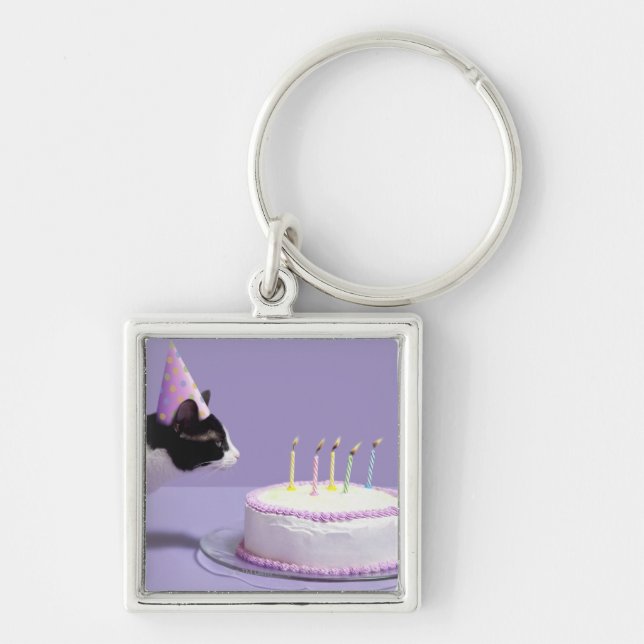 Porte-clés Casquette de port d'anniversaire de chat soufflant (Devant)