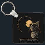 Porte-clés Cat 2024 Total Solaire Eclipse Viewing Party Invi<br><div class="desc">Voici notre Cat 2024 Total Solar Eclipse Viewing Party Invitation, une façon élégante et exclusive de célébrer cet événement céleste. Décorée de noir épuré et d'or chatoyant, cette invitation donne le ton d'un rassemblement sophistiqué sous le spectacle cosmique de l'éclipse solaire totale. Avec l'année 2024 en vedette, ainsi que les...</div>