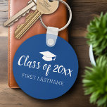 Porte-clés Catégorie d'année et nom - Bleu peut changer de co<br><div class="desc">Ajoutez le nom de diplômé et n'importe quelle année à ce design minimal et moderne. Cela peut être utilisé pour n'importe quel diplômé ou réunion - lycée,  collège,  lycée,  sciences infirmières,  médecine ou même école de commerce.</div>