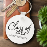 Porte-clés Catégorie de l'ANNÉE ADD<br><div class="desc">Ajoutez 2020,  2021 ou n'importe quelle année à ce design fantaisiste. Cela peut être utilisé pour n'importe quel diplômé ou réunion - lycée,  collège,  lycée,  sciences infirmières,  médecine ou même école de commerce.</div>