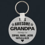Porte-clés Ce Superbe Grand-Père Appartient À Fête des pères<br><div class="desc">Personnalisé Ce Grand-Père Magnifique Appartient à Star Fête des pères Grey Black Porte - clé Personnalisez-le avec les noms de vos enfants.</div>
