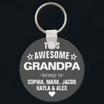 Porte-clés Ce Superbe Grand-Père Appartient À Fête des pères<br><div class="desc">Personnalisé Ce Grand-Père Magnifique Appartient À Star Fête des pères gris foncé Porte - clé Blanc Personnalisez-le avec les noms de vos enfants.</div>