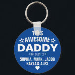 Porte-clés Ce Superbe Papa Appartient À Fête des pères Blue<br><div class="desc">Personnalisé Ce merveilleux papa appartient à Star Fête des pères Classic Blue Porte - clé Personnalisez-le avec les noms de vos enfants.</div>