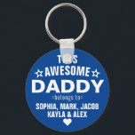 Porte-clés Ce Superbe Papa Appartient À Fête des pères Blue<br><div class="desc">Personnalisé Ce merveilleux papa appartient à Star Fête des pères Classic Blue Porte - clé Personnalisez-le avec les noms de vos enfants.</div>