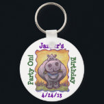 Porte-clés Centre du parti Hippopotame<br><div class="desc">Animal Parade Cute Hippo Personnalisé Anniversaire Invitations, Cartes, Cadeaux, Fête Favors et bien plus encore sont pour le côté amusant de vous avec notre art original d'un hippo blanc rose et gris debout dans l'herbe verte de la savane avec une texture jaune, orange ciel et une bordure violet oneuse ondulée....</div>