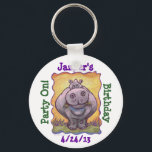 Porte-clés Centre du parti Hippopotame<br><div class="desc">Animal Parade Cute Hippo Personnalisé Anniversaire Invitations, Cartes, Cadeaux, Fête Favors et bien plus encore sont pour le côté amusant de vous avec notre art original d'un hippo blanc rose et gris debout dans l'herbe verte de la savane avec une texture jaune, orange ciel et une bordure violet oneuse ondulée....</div>