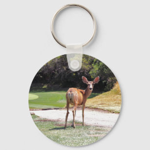 Porte-clés cerf regardant l'appareil photo nature