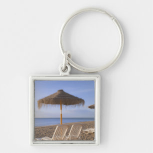 Porte-clés Chaises de plage de sable avec le parapluie