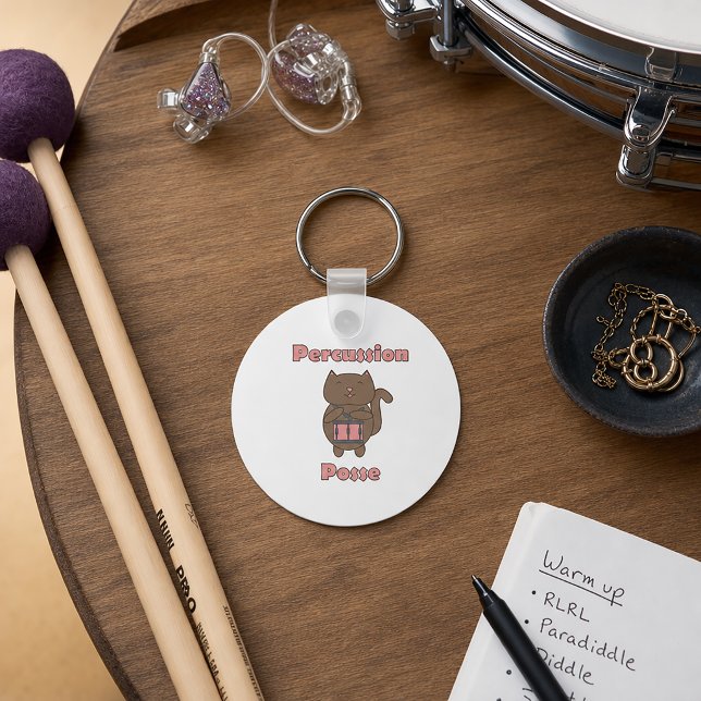 Porte-clés Chanteur Chat Drummer Percussion Posse Dessin Anim (A keychain with a cute cat playing a drum with the text percussion posse.)