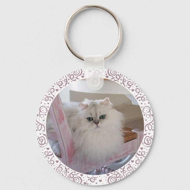 Porte-clés Chat Persan blanc sur une chaise rose (Recto)