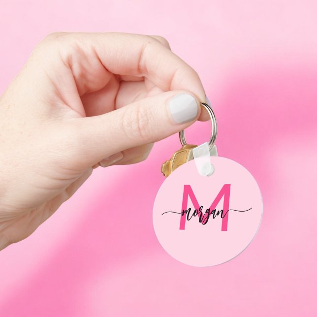 Porte-clés Chaud rose moderne Script Girl Monogramme Nom (Créateur téléchargé)