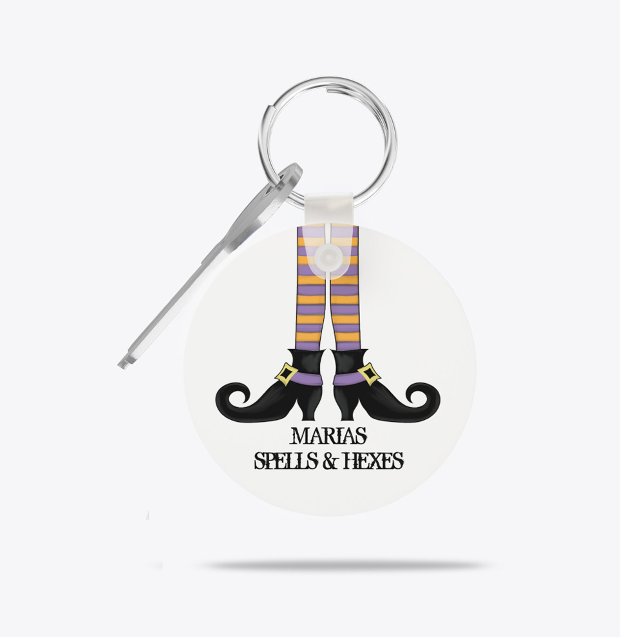 Porte-clés Chaussures de Sorcière Fantaisistes avec Rayures V (Personalized witch Halloween keychain with striped stockings and curled witch shoes.)