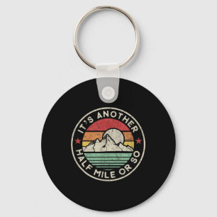 Porte-clés Chemise drôle de randonnée camping à un demi-kilom