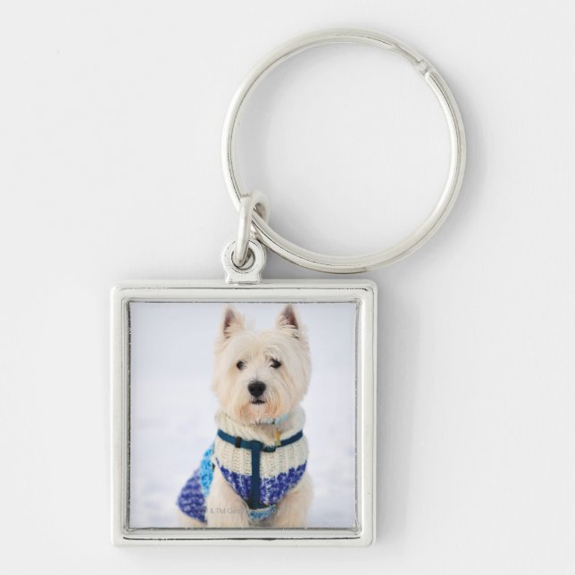Porte-clés Chien blanc dans des vêtements dans la neige (Devant)