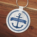 Porte-clés Clés de nom du bateau de la corde d'ancrage bleue<br><div class="desc">Porte - clé pour vos clés de bateau avec une ancre marine bleu foncé entourée d'une bordure de corde sur un arrière - plan de bois flotté gris clair. De l'autre côté de l'ancre se trouve un ruban bleu avec un champ modèle pour le nom de votre bateau. Dos bleu...</div>