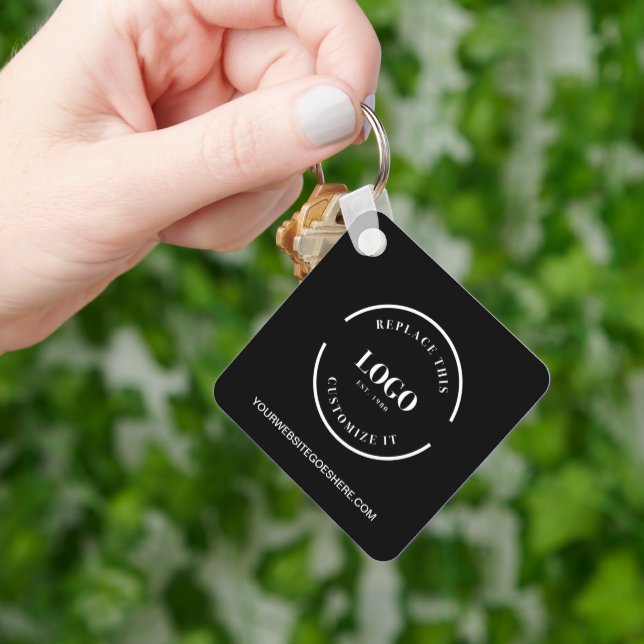 Porte-clés Code QR de logo simple noir et blanc pour entrepri (main)
