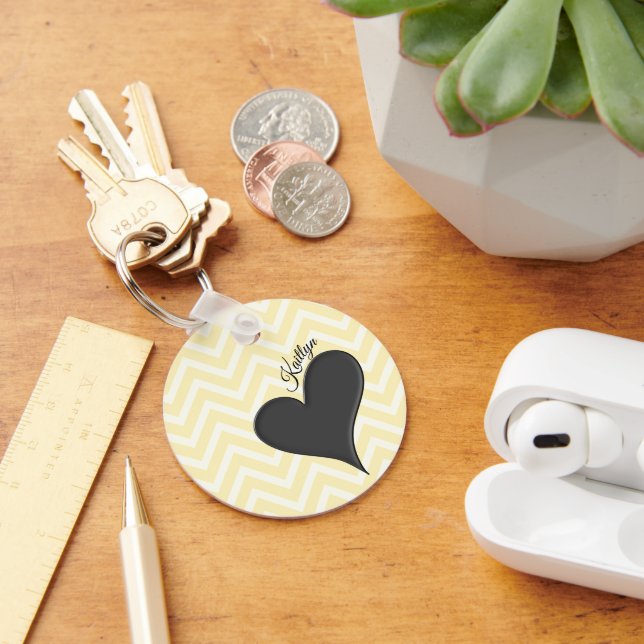 Porte-clés Coeur noir sur Bande de Chevron Jaune avec nom (Bureau)
