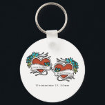 Porte-clés Coeurs tatoués, Mariage graphique de tatouage<br><div class="desc">Créez une fête de mariage personnalisée ou un petit cadeau avec ce porte - clé. Il présente des graphiques de style tatouage avec des coeurs de style rétro en rouge avec des accents de fleurs bleues qui sont prêts à être personnalisés avec le nom de la mariée et du marié....</div>