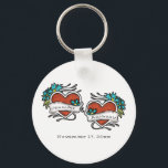 Porte-clés Coeurs tatoués, Mariage graphique de tatouage<br><div class="desc">Créez une fête de mariage personnalisée ou un petit cadeau avec ce porte - clé. Il présente des graphiques de style tatouage avec des coeurs de style rétro en rouge avec des accents de fleurs bleues qui sont prêts à être personnalisés avec le nom de la mariée et du marié....</div>