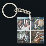 Porte-clés Collage photo de famille personnalisée Calligraphi<br><div class="desc">Porte - clé familial personnalisé avec 4 de vos photos de famille arrangé dans une grille carré photo collage et une belle écriture manuscrite orthographiée HOME. Grand cadeau pour maman,  papa,  famille,  amis,  parents et grands-parents!</div>