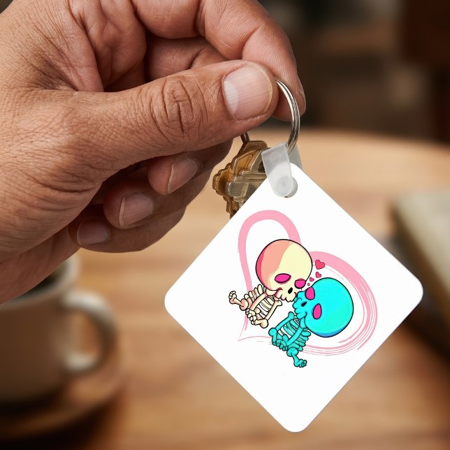 Porte-clés Couple de squelettes romantiques s'embrassant dans (Romantic Skeleton Couple Kissing in Pink Heart. Keychain)