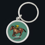Porte-clés Course de chevaux personnalisée<br><div class="desc">Cadeaux et accessoires sportifs pour les amateurs de courses hippiques. Course à cheval et de jockey en jersey jaune et casquette vert équitation numéro 7. Arrière - plan vert.</div>