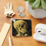 Porte-clés Crâne avec cigarette brûlante par Vincent van Gogh<br><div class="desc">Crâne avec Cigarette Brûlante par Vincent van Gogh est un post impressionnisme d'art vintage de peinture à vie morte. Portrait du squelette humain fumant. Grande image à utiliser pour les produits anti-tabac. Fumer tue 1 000 personnes chaque année, aider quelqu'un à arrêter de fumer aujourd'hui. Grande image pour Halloween ou...</div>