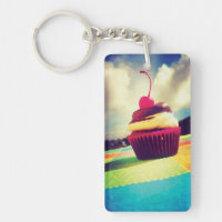Cupcake coloré avec cerise sur le dessus