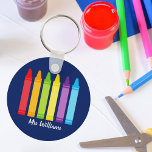 Porte-clés Cute Crayon Enseignant sur mesure<br><div class="desc">Un beau cadeau de la Semaine d'appréciation de l'enseignant ou de la fin de l'année pour un jardin d'enfants à donner à leur enseignant de l'école primaire. Personnalisé avec un nom sous l'arc-en-ciel mignon de crayons. Un porte - clé adorable pour un professeur d'école maternelle.</div>