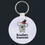 Porte-clés Cute Koala Pun Koalaty Groomsman<br><div class="desc">A keychain with a cute koala bear in a black top hat with a red ribbon. Fancy and furry. Text says Koalaty Groomsman. Funny pun. Set on a light purple background.</div>