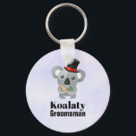 Porte-clés Cute Koala Pun Koalaty Groomsman<br><div class="desc">A keychain with a cute koala bear in a black top hat with a red ribbon. Fancy and furry. Text says Koalaty Groomsman. Funny pun. Set on a light purple background.</div>