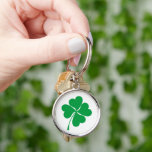 Porte-clés Cute vert chanceux 4 coeur feuille trèfle shamrock<br><div class="desc">Mignonne grande chance vert et blanc 4 quatre feuille trèfle coeur shamrock St. Patrick's Day moderne élégant porte - clé. vert trèfle sur blanc éditable couleur arrière - plan. célébrer votre fierté irlandaise avec ce bon cadeau de bon souvenir. Vérifiez que le reste de la collection correspond aux éléments de...</div>