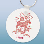 Porte-clés Dala Horse Suédois Folk Art Personnalisé<br><div class="desc">Un tableau rouge et blanc d'un Cheval de Dala suédois. Très agréable pour Noël,  ou pour les amateurs de cheval et de poney à n'importe quelle période de l'année. Modifiez le nom pour customiser. Art original de Nic Squirrell.</div>
