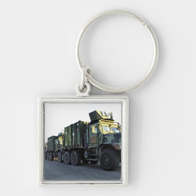 Porte-clés Des camions blindés sont assis sur la jetée à More (Devant)