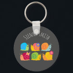 Porte-clés Design pour enfants d'escargots mignons<br><div class="desc">Un joli design adorable d'escargots colorés et rigolos. Cette jolie illustration pour enfants est parfaite pour un garçon ou une fille amateur d'escargot. Joli thème animal. Amusez-vous avec les enfants.</div>