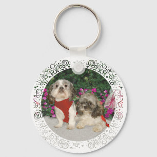 Porte-clés Deux Shih Tzus dans un jardin