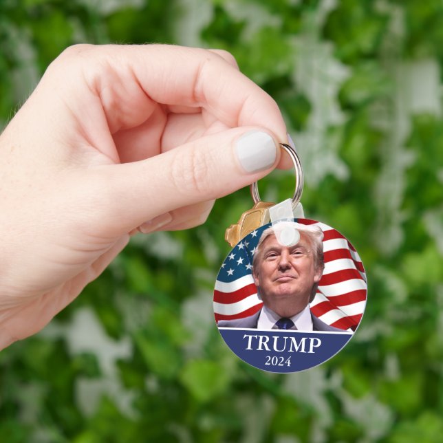 Porte-clés Donald Trump 2024 (main)