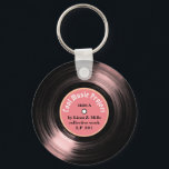 Porte-clés Dossier vinyle LP personnalisé avec son nom rose<br><div class="desc">Cool et design noir et rose d'un disque vinyle personnalisé avec le nom de l'artiste et le projet musical imprimé à l'avant et à l'arrière...  une excellente idée pour promouvoir votre groupe,  ou carrière en solo,  ou pour toute autre fin.</div>