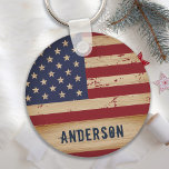 Porte-clés Drapeau américain personnalisé Rustique Bois patri<br><div class="desc">USA American Flag porte - clé dans un style rustique usé en bois. Montrez votre fierté américaine et ajoutez un jeu amusant à votre fête 4 juillet ou offrez un cadeau spécial avec ce porte - clé du drapeau américain dans un motif de grunge usé et éprouvé. Ce design porte...</div>