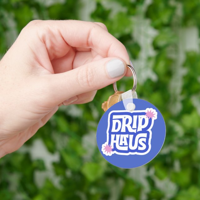 Porte-clés Drip Haus – Logo Retro Ludique (main)
