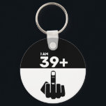 Porte-clés Drôle cadeau de 40e anniversaire, 39 Plus un Check<br><div class="desc">Un drôle de porte - clé de 40 ans pourrait être décrit comme une façon humoristique et légère de célébrer l'anniversaire marquant de quelqu'un. Il peut comprendre des blagues ou des puns sur l'âge, ainsi que des messages personnalisés et des blagues à l'intérieur. Quelques descriptions possibles pour un 40e anniversaire...</div>