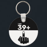 Porte-clés Drôle cadeau de 40e anniversaire, 39 Plus un Check<br><div class="desc">Un drôle de porte - clé de 40 ans pourrait être décrit comme une façon humoristique et légère de célébrer l'anniversaire marquant de quelqu'un. Il peut comprendre des blagues ou des puns sur l'âge, ainsi que des messages personnalisés et des blagues à l'intérieur. Quelques descriptions possibles pour un 40e anniversaire...</div>