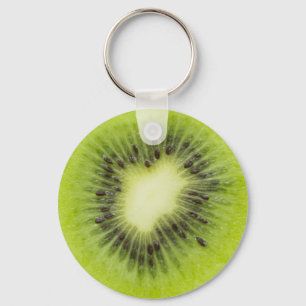 Porte-clés Du kiwi frais. Closeuse à tranche ronde isolée