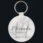 Porte-clés Écrivain Personnalisé De Script Moderne<br><div class="desc">Ajoutez une touche personnelle à votre mariage avec un porte - clé de femme de chambre personnalisé. Ce porte - clé présente le nom personnalisé de la servante de pont dans le style de police de script moderne gris et monogramme dans le style de police de script moderne gris clair...</div>