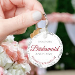 Porte-clés Élégant cadeau de mariage Bridesmaid rouge et blan<br><div class="desc">Ces porte - clés sont conçus pour donner comme faveurs aux serveuses d'honneur à votre mariage. Elles présentent un design simple mais élégant avec un arrière - plan blanc, un texte rouge et gris pourpre et une bordure florale en faux feuille argent. Une façon parfaite de remercier vos demoiselles d'honneur...</div>